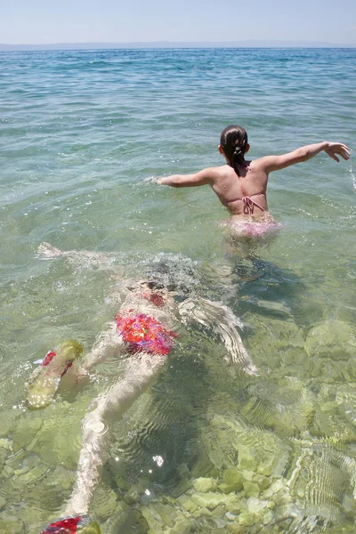 Dwie dziewczyny, nurkowanie w morzu — Zdjęcie stockowe