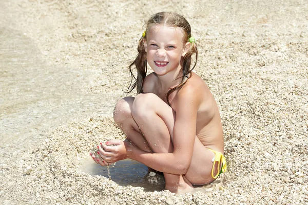 Bambine sulla spiaggia di mare — Foto Stock