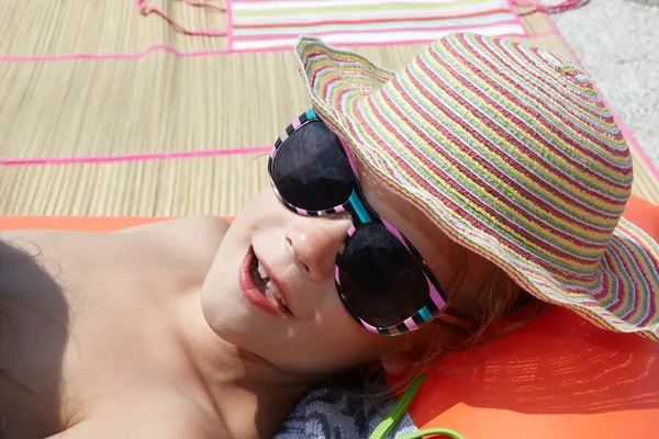 Kleine Mädchen am Strand des Meeres — Stockfoto