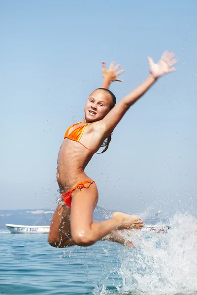 Girls jumping out of the water — Stock Photo, Image