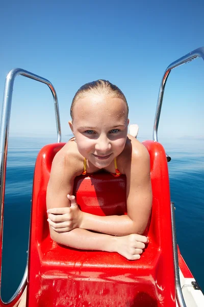 Szczęśliwa dziewczyna sunbathes na plaży łódź — Zdjęcie stockowe