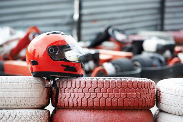 Casco rojo con visera está en los neumáticos — Foto de Stock