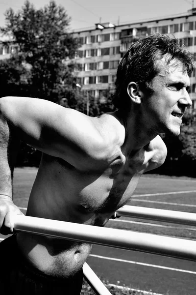 Bröstet dopp på atletisk träning — Stockfoto