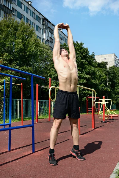Atletická cvičení v létě — Stock fotografie