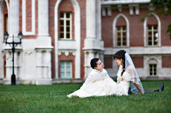幸福的新娘和新郎在草坪上 — 图库照片