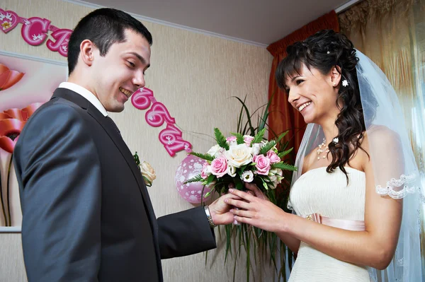 Bräutigam schenkt seiner Braut einen Strauß — Stockfoto