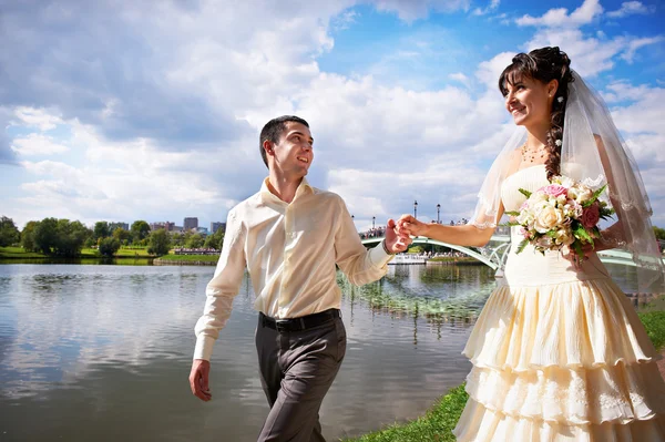 Novia feliz y novio en el paseo de la boda —  Fotos de Stock