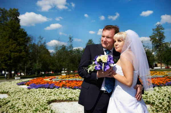 Glücklich Bräutigam und Braut Hochzeitsspaziergang auf — Stockfoto
