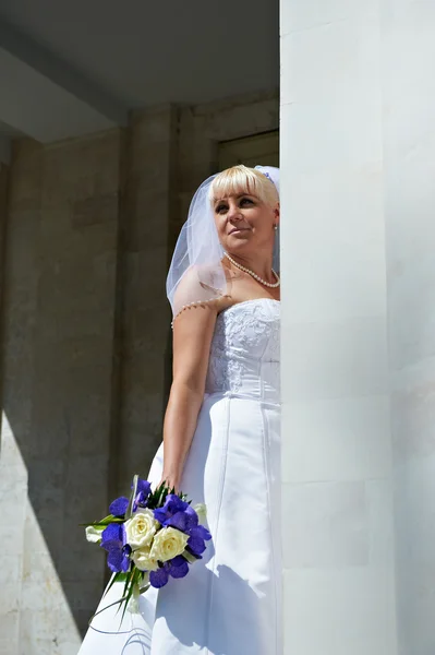 Mariée heureuse près de colonnes blanches — Photo