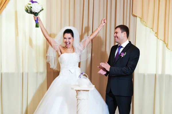 Legrační nevěsta a ženich v radosti — Stock fotografie