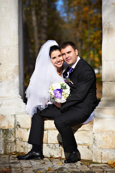 Glückliche Braut und Bräutigam im Herbstpark — Stockfoto