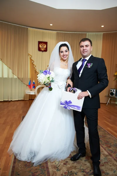 Щасливий наречений і наречена на урочистій реєстрації — стокове фото