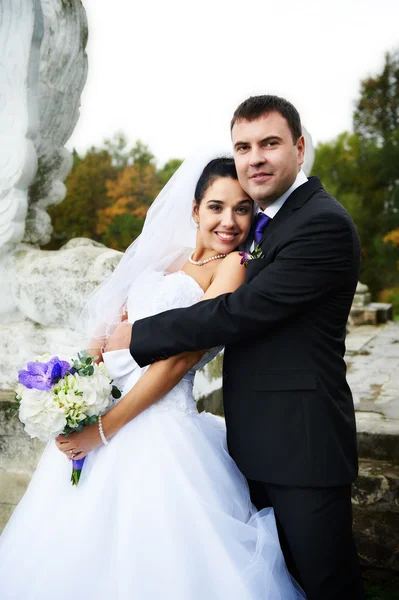 Glückliche Braut und Bräutigam an einem regnerischen Tag — Stockfoto