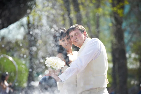 Novia y novio felices con ramo —  Fotos de Stock