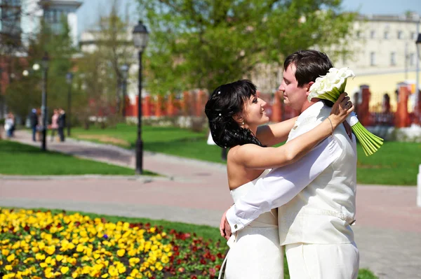Glücklicher Bräutigam und Braut beim Hochzeitsspaziergang — Stockfoto