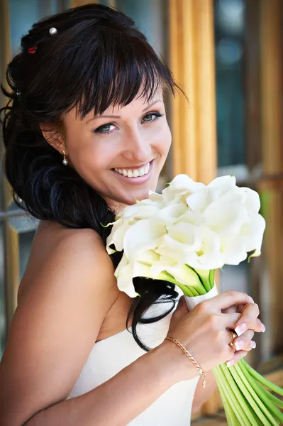 Sposa felice con bouquet da sposa — Foto Stock