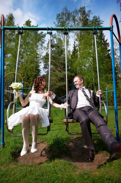 Felice sposa e sposo su swing — Foto Stock