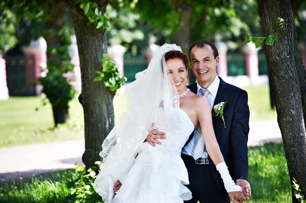 Радостный жених и невеста в парке — стоковое фото
