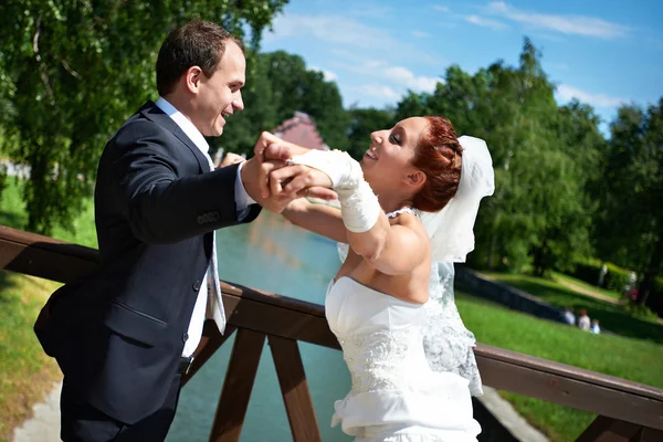 Noiva feliz e noivo no dia do casamento — Fotografia de Stock