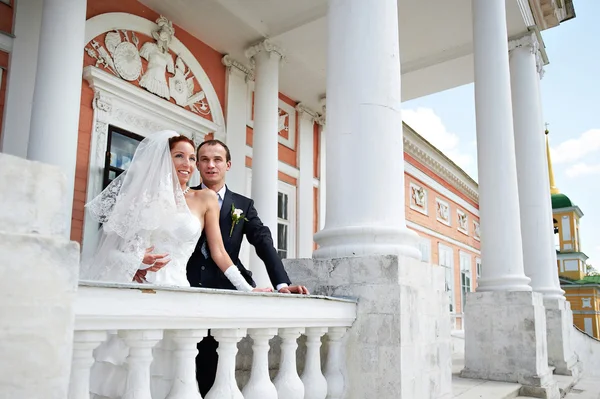 Glückliche Braut und Bräutigam in altem Gebäude — Stockfoto