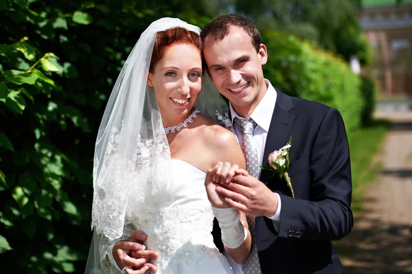 Schoonheid bruid en bruidegom op wedding wandeling — Stockfoto
