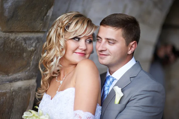 Bride and groom look at each other — Stock Photo, Image