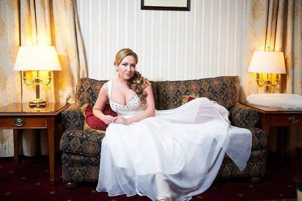 Portrait of a beautiful bride in interior — Stock Photo, Image