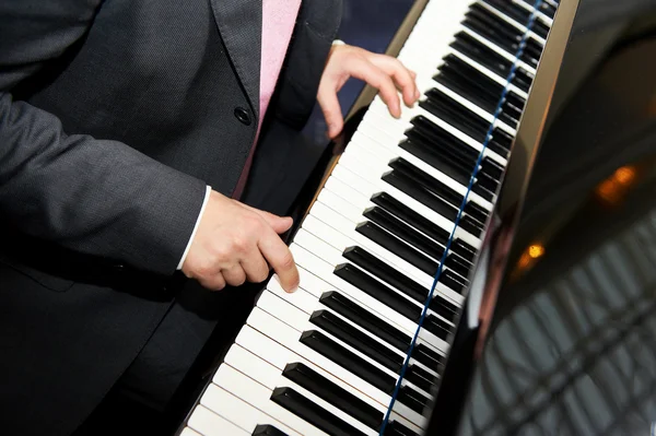 Člověk ruce hrací piano — Stock fotografie
