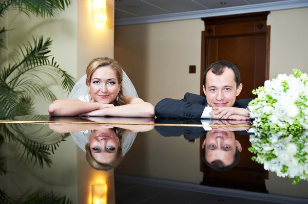 Glückliches Brautpaar im Inneren des Hotels — Stockfoto