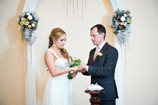 Felice sposo indossa fede nuziale la sua sposa — Foto Stock