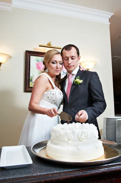 Brautpaar schneidet Hochzeitstorte an — Stockfoto