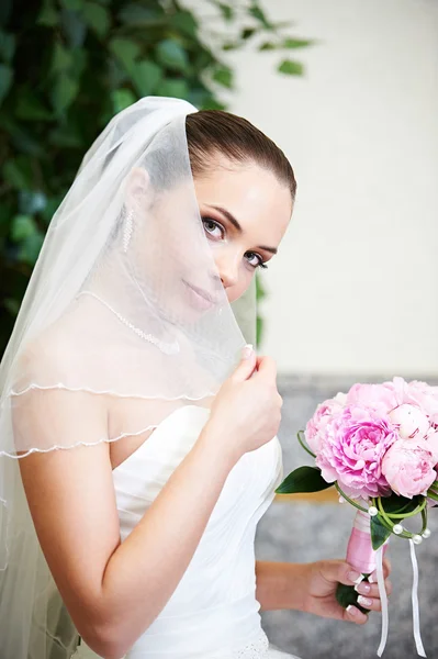 Glückliche Braut mit Brautstrauß — Stockfoto