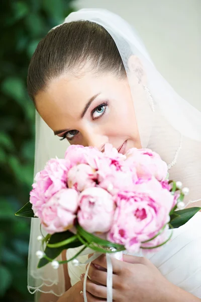 Sposa felice con bouquet da sposa — Foto Stock