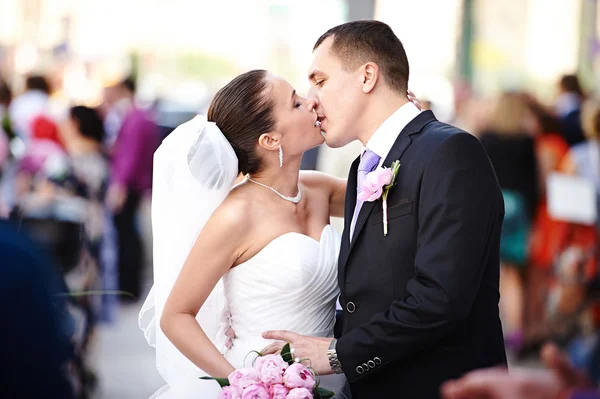 Romantic kiss happy bride and groom — Stock Photo, Image