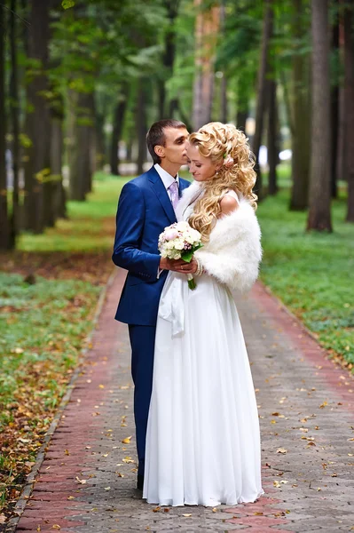 Жених и невеста на свадебной прогулке — стоковое фото