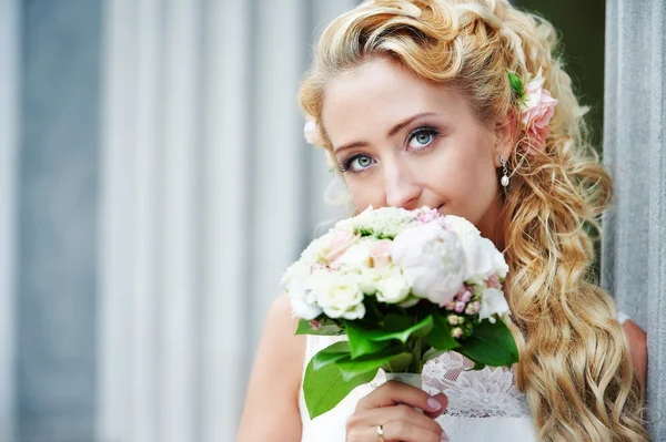 Happy bride with wedding bouquet — Stock Photo, Image