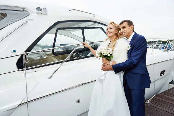Romantici sposi sul molo con yacht — Foto Stock
