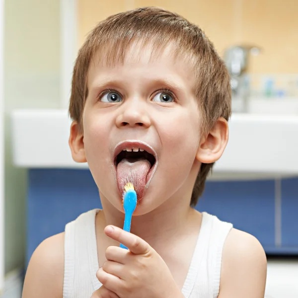Little boy cleans the tongue with a toothbrush — Stock Photo, Image
