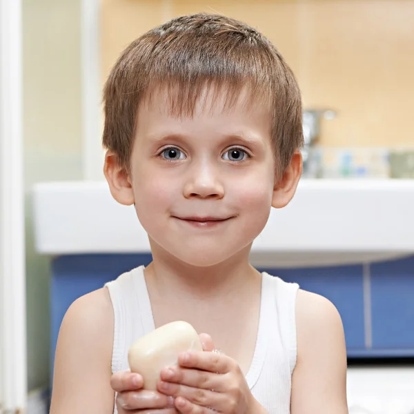 Malý chlapec mýt ruce mýdlem — Stock fotografie