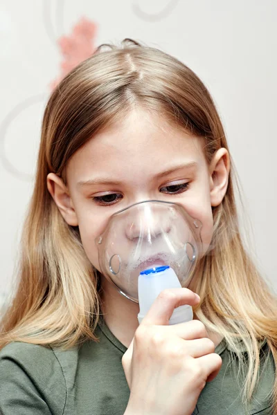 Meisje met behulp van een inhaleertoestel — Stockfoto