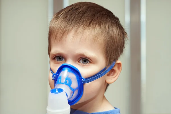 Niño pequeño usando un inhalador —  Fotos de Stock