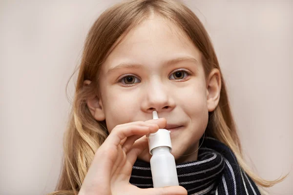 Meisje met behulp van nasale druppels — Stockfoto