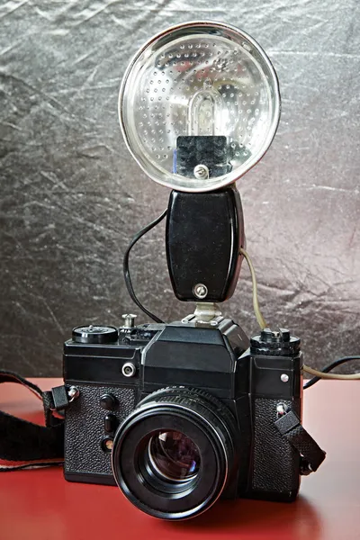 Старі плівкові камери та спалахи — стокове фото