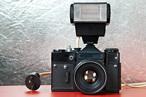 Old film camera and flash — Stock Photo, Image