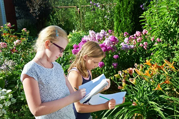 Mädchen malen Blumen in Alben — Stockfoto