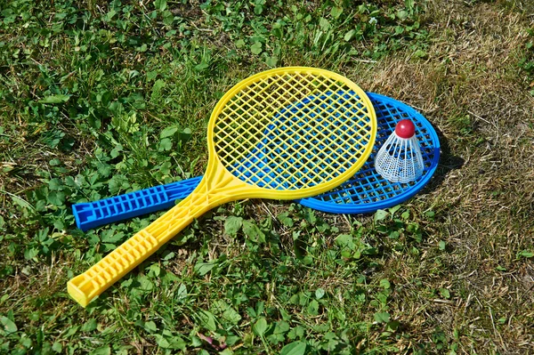 Badmintonracketar och bollar — Stockfoto