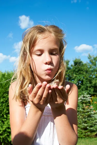 Fille embrasser une grenouille — Photo