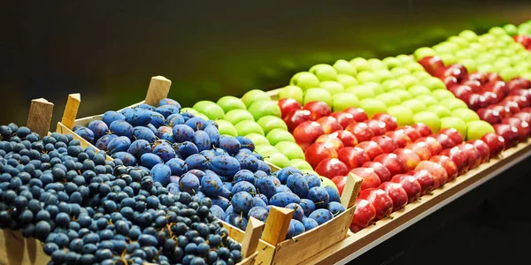 Apples Plums Grapes Market Counter — Foto Stock