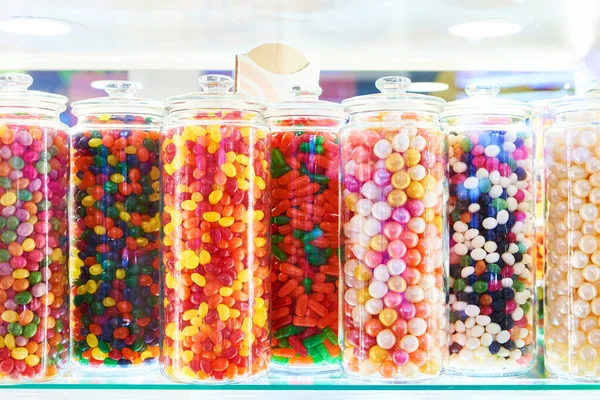 在商店货架上加冰的龙糖糖果 — 图库照片