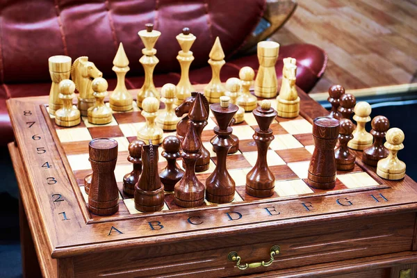 Vintage Chessboard Chess Pieces — Stockfoto